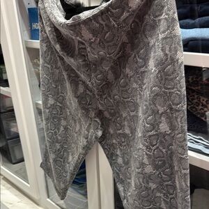 Cotton capris that have side zipper-20” inseam